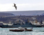 Barcos de las flotas del Báltico y del Norte se agregaron a los de la flota del Mar Negro que ya se encuentran rodeando el puerto crimeano a la espera de órdenes, según indicó el servicio de guardacostas de Ucrania.